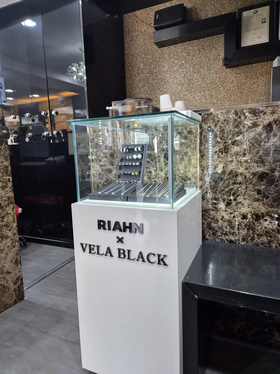 리안헤어 신정네거리점 매장 안 RIAHN × VELA BLACK 진열장